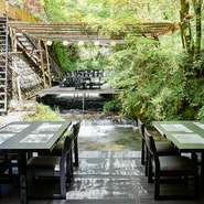 クーラーや扇風機とは違い自然のマイナスイオンを感じられる心地の良い川床