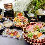 すき焼きコースをはじめ、厳選和牛の焼肉や和食とお肉を合わせた贅沢な御膳をご用意しております。川床で味わうお食事は雰囲気抜群。接待や会食にぜひご利用ください。