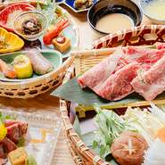 当店では、厳選した松阪牛をすき焼きで堪能できるコースを提供しております。豊富な前菜から、牛つくね京湯葉包みなど京都ならではの和食もご堪能いただけます。記念日などの特別な日にも最適です。