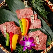 松阪牛、神戸牛、近江牛、の日本三大和牛を一度にご堪能いただける『焼肉盛り合わせ』もご用意しております。落ち着いた雰囲気の中、日本最高峰の和牛をお楽しみ下さい。
（焼肉メニューは店内のみとなります。）