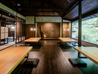 京都ならではの素材を使用し、洗練された空間でお食事を楽しむ