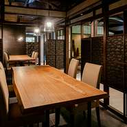 襖には伝統模様を版画した「京からかみ」と呼ばれる素材を使用。和と洋が調和したスタイリッシュな空間で、ゆったり食事をお楽しみいただけます。雨天の場合も店内でお食事ができるので、安心してご来店ください。お席は大小テーブル席、お座敷席をご用意。24名様まで利用可能なお座敷個室は窓からの美しい景色を眺めながら周りに気兼ねなく過ごせるプライベート空間。都会の喧騒を忘れ、寛ぎのひと時をお過ごしください。