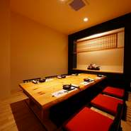 【土佐将軍　魁宴】、2時間飲み放題付きのご宴会にオススメのコースを5,500円からご用意いたしております。全席個室となっておりますので、ゆったりと土佐の旬を各種ご宴会でお楽しみください。