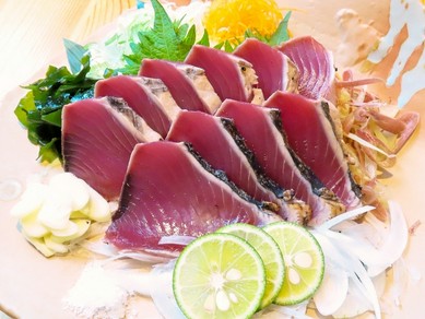 鰹（かつお）の藁焼きタタキ（六切）