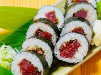 カツオのタタキの巻きずしですっ！！