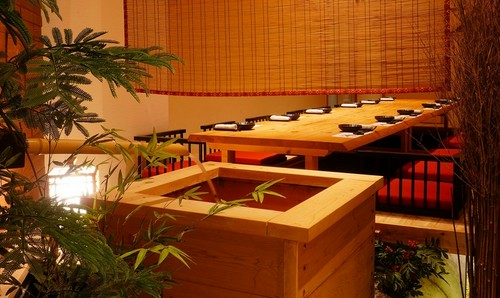 店内には落ち着いた和の空間が…