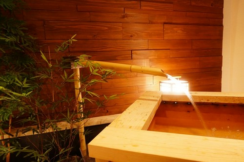 店内には落ち着いた和の空間が…