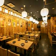 明るく落ち着いた雰囲気で、一人でも気軽に入店できます。ビールと巻き串で日々の疲れを癒すひとときは、まさに至福の時間。カウンター席も充実しており、スタッフとの会話を楽しみながらリラックスできます。
