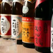平日には、よりリーズナブルに飲み放題が楽しめます。お通しと料理2品を注文すれば、ビールやサワーなど定番のお酒に加え、蔵元直送の日本酒も堪能できるのが嬉しいポイントです（金土祝前日は2時間2178円）。