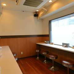 お一人様もサクッと利用できる、落ち着いた雰囲気の店内