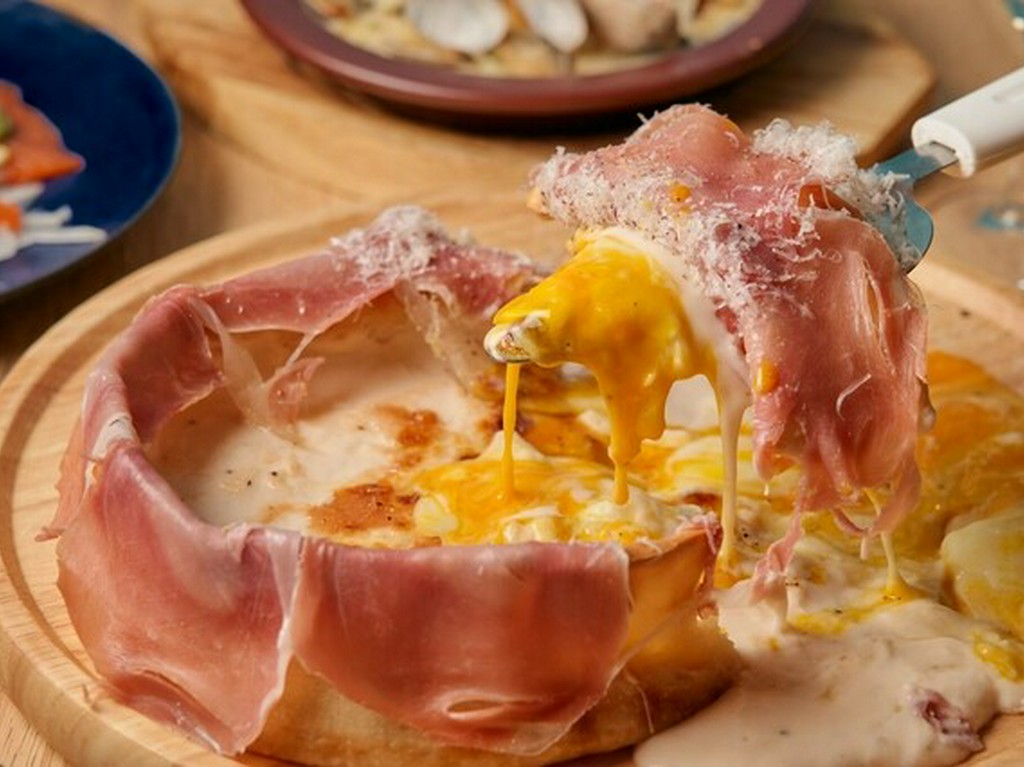 生ハム温玉シカゴピザ