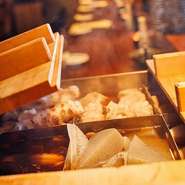 店内中央に食べ放題おでん用カウンターを設置◎なんとワンコインでお通しのおでんが食べ放題♪