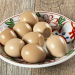 自家製つゆに漬けた、にんにく香るうずら卵。
