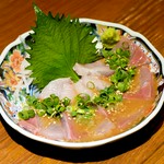 ブリのお刺身を博多風自家製ゴマダレで仕上げました。