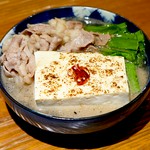 当店特性のおでん出汁で仕上げた肉豆腐。輪切り唐辛子を添えて。
