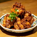 唐揚げにラー油のコクと辛み。ピリッとパンチの効いた一品。