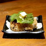 塩昆布入りの焼きおにぎり。バターと大葉のアクセント。