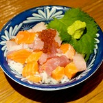 いくらを添えた海鮮丼。贅沢な味わいをさらりと一膳で。