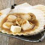 バターの香りが染み込むホタテ焼き。