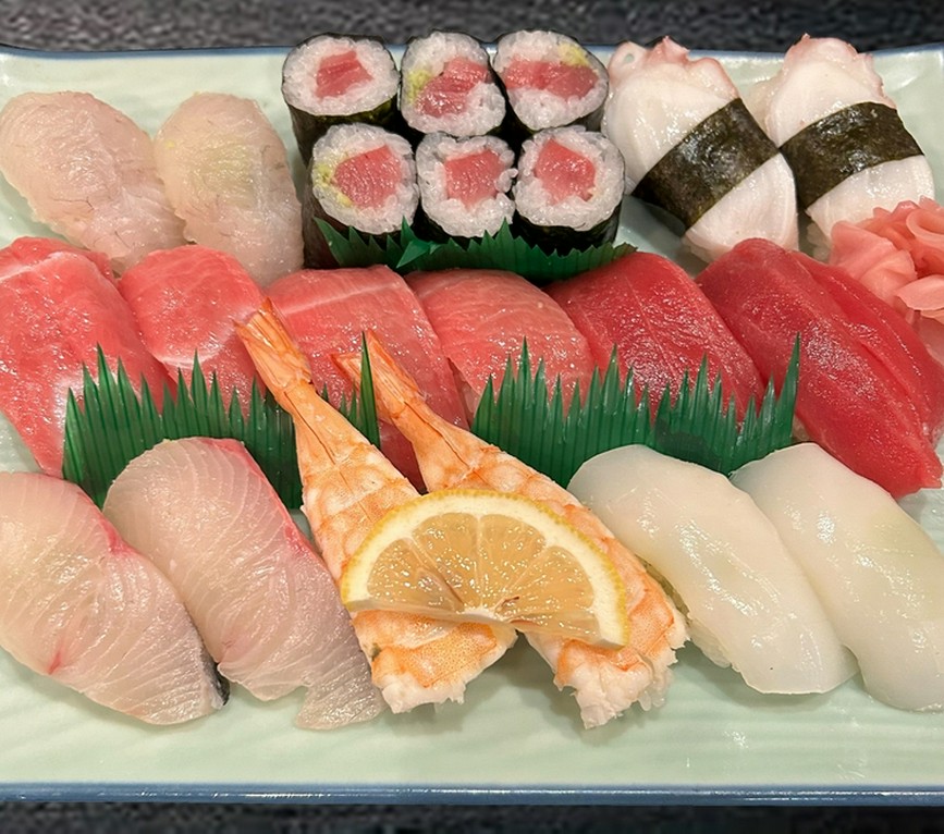 【その日その日の土佐の旬魚で…】 漁火(イサリビ)のにぎり盛合せ