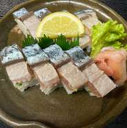 毎日可能な限り取り揃えている、旬の魚介はどれもオススメです。中でも人気がサバの棒寿司。お店にご来店の際、サバがございましたら是非、お試しください。