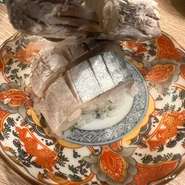 炭をじゅ～っとして仕上げるお炭付きのしめ鯖は絶品｡店内手仕込みで仕上げております。

