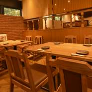 ゆったりご利用頂けるテーブル席。 結合して8名様でのご利用も可能です。