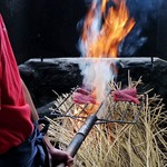 素材本来の旨味や風味を引き出す調理法。藁の中は空洞で空気が入っているため、火をつけると一気に表面だけを一瞬で焼くことができ、旨みを閉じ込めます。
また、藁の豊かな風味でより一層美味しくなります。