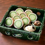 ちくわの厚みがポイント！
きゅうりが丸ごと一本入った「ちくきゅう」が高知家スタイル。