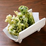 川と海が混じり合う河口で育った青さのりは、
磯の香りが強く、艶やかな緑色をしているのが特徴です。