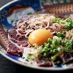 「土佐湾」は日本有数の鯨の生息地で補鯨が盛んに行われており、
鯨は古くから土佐の人々の暮らしに身近でよく食されていました。
当店では鯨の希少部位のトロをユッケで提供いたします。