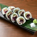 ◆レギュラー…1,408円
◆ハーフ…715円
これぞ高知の太巻き！鰹のタタキを茗荷・大葉・ニンニクと共に太巻きにしました。
醤油ではなく天日塩・ワサビと共にお召し上がりください。