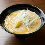 名古屋コーチンのガラを圧力鍋で3時間煮込んで作りました。濃厚な鶏の旨さを余すことなく使ったスープ。
一度口にすればやみつきです。