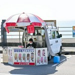 砂糖、卵、脱脂粉乳粉、バナナ香辛料等で作られる乳脂肪分3%以下の氷菓子のことで、舌触りはアイスクリームよりあっさり、かき氷よりしっとり。
独特のサクサクシャリシャリ食感とさっぱりとした甘さはやみつきに。