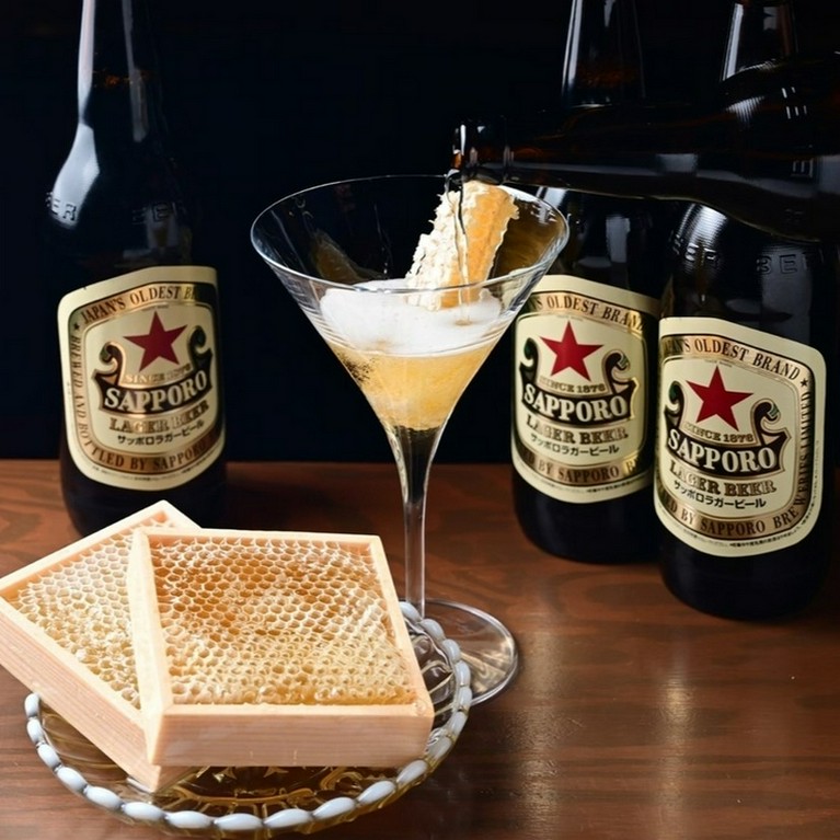 蜂蜜の巣を入れて飲む『日本初』のハニービール