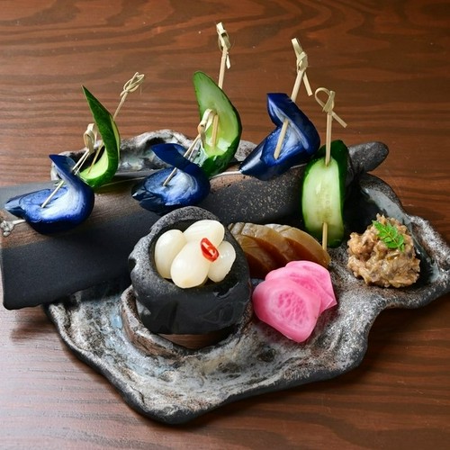 まずはこれで一杯◎漬物盛り合わせと特製カツオ味噌