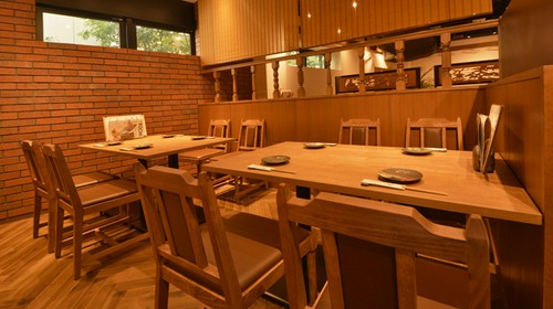 ゆったりご利用頂けるテーブル席