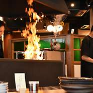 藁焼きを豪快に焼き上げる様子もお楽しみ頂ける特等席です。