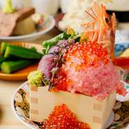 赤エビの甘み、ネギトロのとろける旨味、かつおのタタキの香ばしい風味、いくらのプチプチした食感、四種の海鮮が口の中で重なり合う、贅沢な升盛りです。
