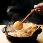 大根、卵、こんにゃくなどの定番や、柔らか茹でタンや焼き鳥おでん、ロールキャベツ、焼売など、変わり種も！さらにおでんの出汁を活かした海鮮茶漬け・うどんなど〆のメニューも充実♪