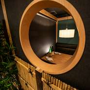 周囲を気にせずゆったりとした時間を過ごせます。少人数から大人数まで幅広く対応しており、友人や家族との特別な集まりやビジネスの接待など、さまざまなシーンでご利用いただけます。