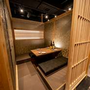心安らぐ完全個室をご提供しています。和の趣を感じる落ち着いた空間は、少人数から大人数まで対応可能です。