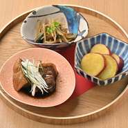 京都の美味を存分に堪能できます。地元の新鮮な食材を使用し、伝統的な調理法で仕上げた料理の数々は、どれも絶品です。