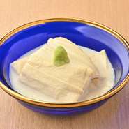 とろとろの京都産の生湯葉を山葵と一緒にお召し上がりください。