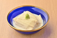 とろとろの京都産の生湯葉を山葵と一緒にお召し上がりください。