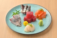 当店の鮮魚は毎日市場に集まった北陸の魚を中心に目利きが選んだ物をお出ししております。