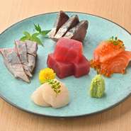 季節ごとの新鮮な鮮魚をご提供する鮮魚の盛り合わせはご宴会にオススメのメニュー！新鮮なものだからこその程よい脂と風味をご堪能ください。盛付けまで丁寧に心を込めて仕上げます。