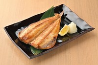 脂たっぷりのホッケの開きを丸ごと１尾。