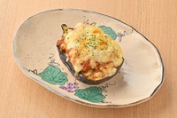 京野菜の加茂茄子を自家製の肉味噌とチーズで熱々に焼き上げました。