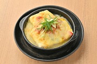 なめらかな越後豆腐を熱々の肉味噌チーズで焼き上げました。